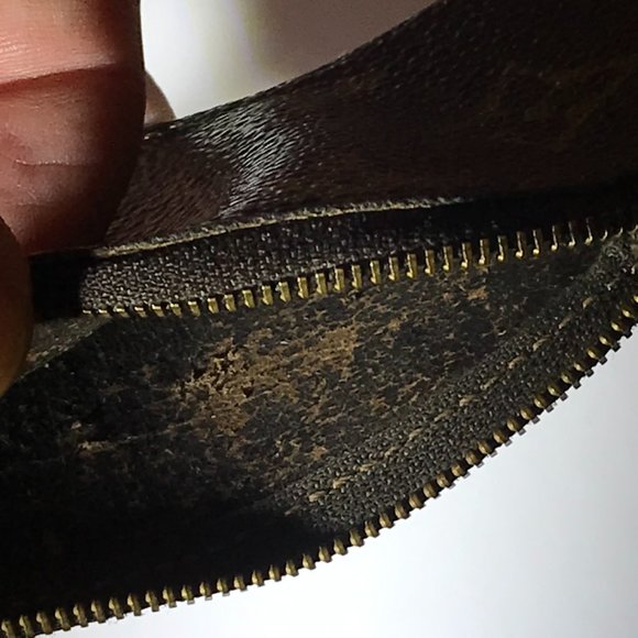 Louis Vuitton Keychain Coin Purse - Picture 4 of 6